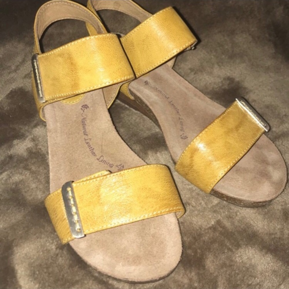 SOFFT Womens Verdi Yellow Leather Wedge Sandals 6